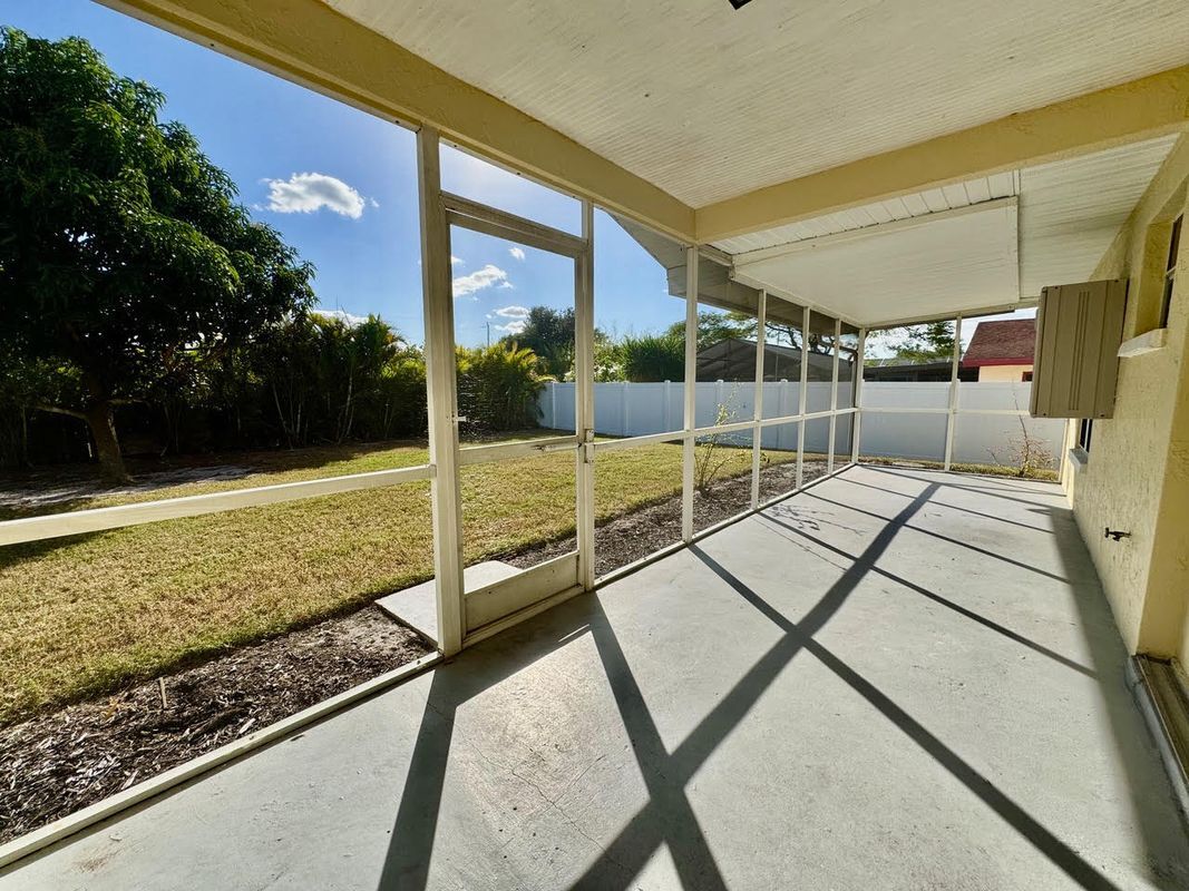 Building Photo - 2306 NE 5th Terrace