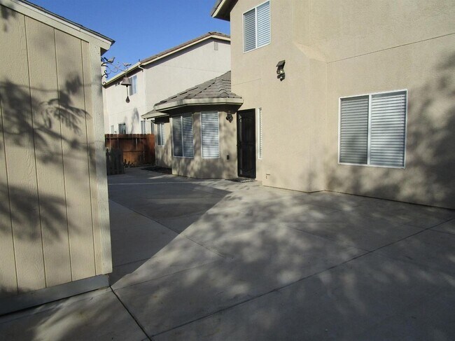 Building Photo - Like Brand New 4 Bedroom 3 Bath Beautiful ...