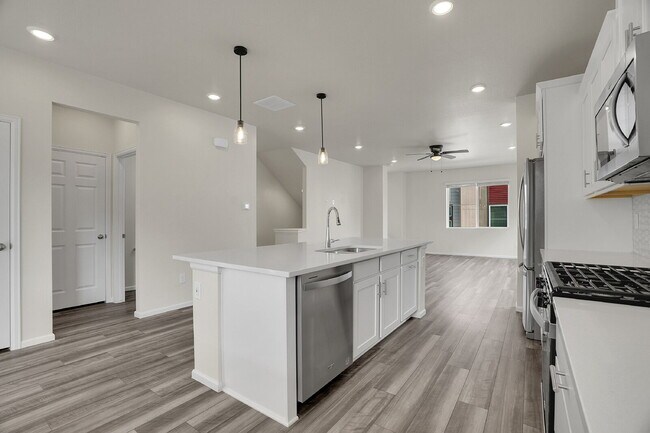 Building Photo - $3,330.95 with $300 off the first month's Rent - 4 Bedrooms, 3.5 Bathrooms, Townhouse in Broomfie...