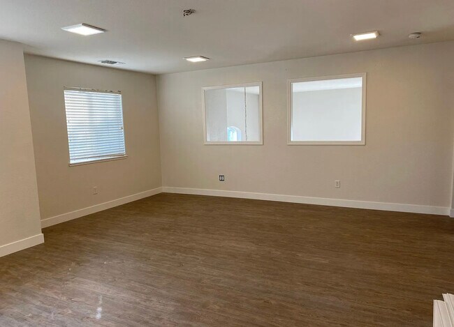 Building Photo - 505 Dimensions St