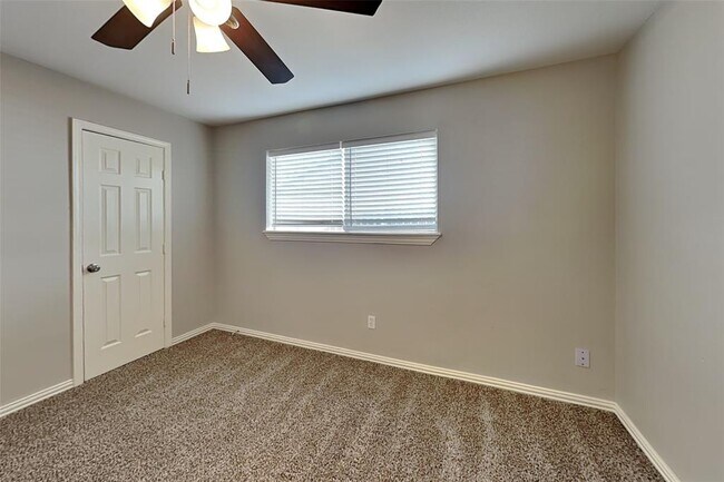 Building Photo - 10103 Golden Meadow Dr
