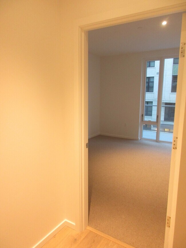 Building Photo - Vista Condominiums - 1 bedroom/1 bath Pearl District condo w/parking/storage/amenities/most utili...