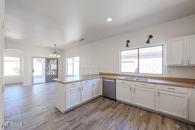 Building Photo - 16848 W Cottonwood St