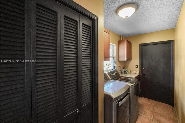 Building Photo - 6975 Bianchini Cir