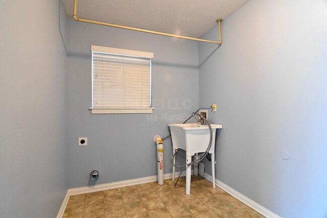 Building Photo - 5527 Raintree Ridge