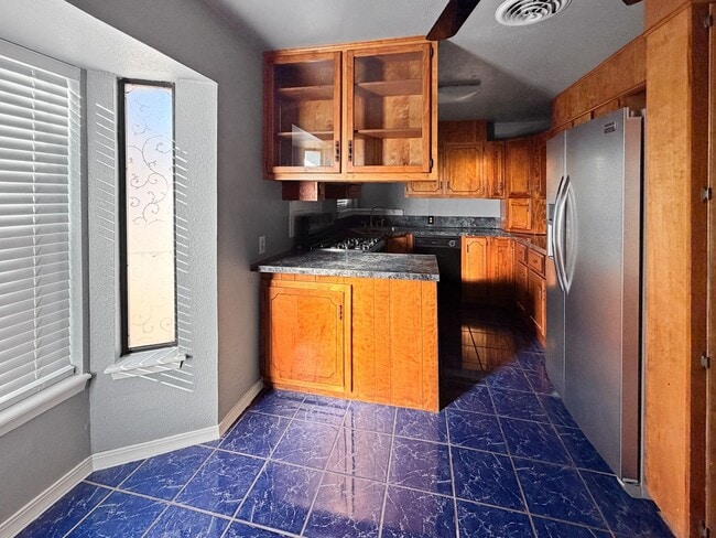 Building Photo - 910 W Taylor Ave