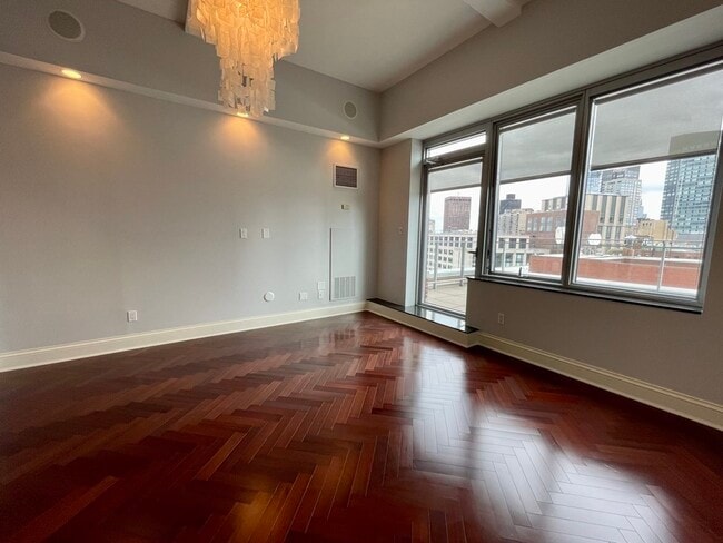 Primary Photo - 1 Charles St S