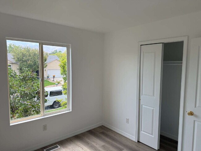 Building Photo - "Charming, newly renovated, 4-Bed, 3-Bath ...