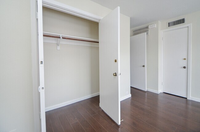 Building Photo - 2121 Fountain View Dr