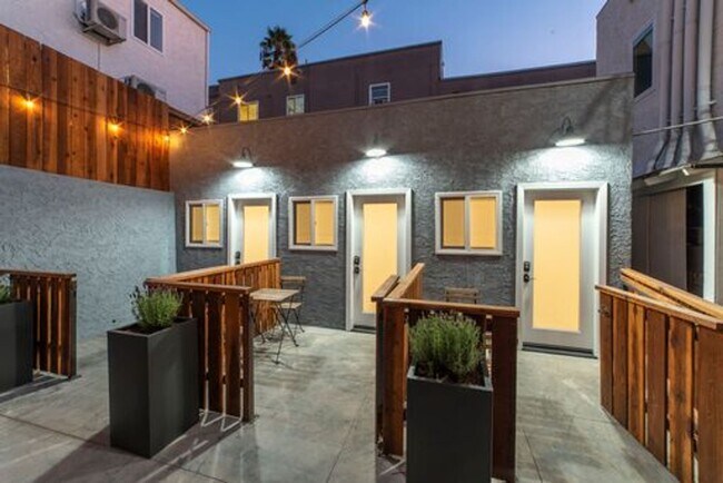 Building Photo - 830 N Coronado St