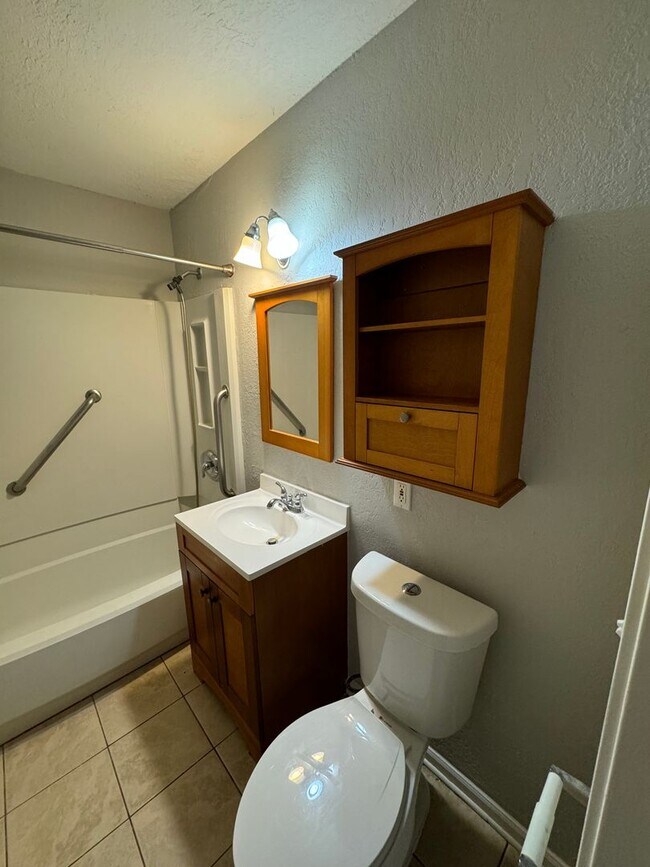 Building Photo - Come See This Beautiful Remodeled 2 Bed 1 Bath Condo in Mystic Woods! Available Now!