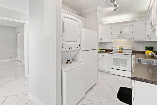 Building Photo - 2480 Juniper Dr