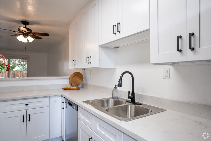 2BR, 1.5BA - 1000SF - Kitchen - Leafy Grove