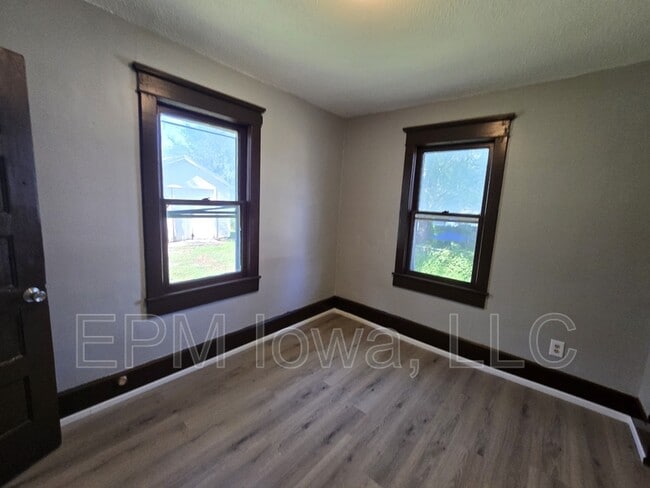 Building Photo - 124 Moir St