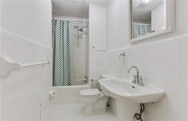 Building Photo - 2512 Brookwood Dr NE