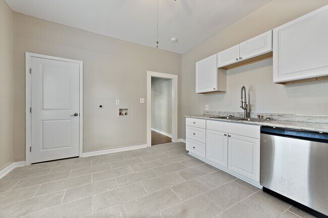 Building Photo - 1501-1503 Desire