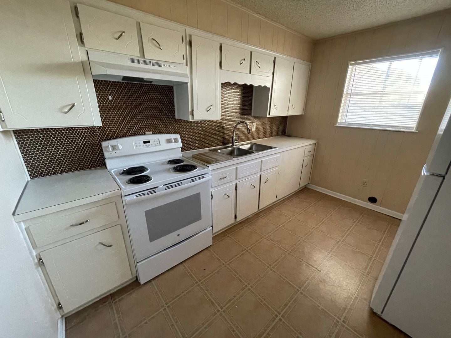 Building Photo - 425 W Avenue C