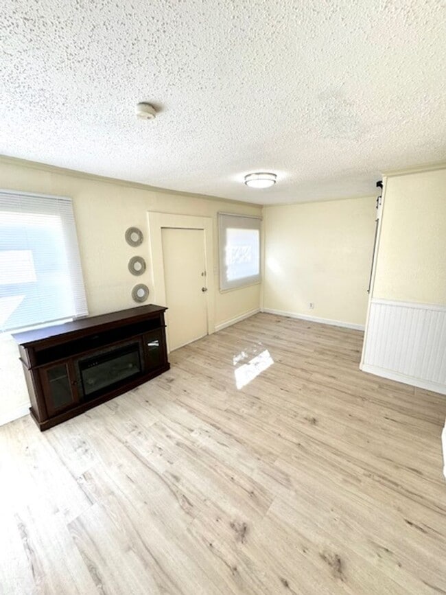 Building Photo - Clean Downtown One Bedroom Utilities Included
