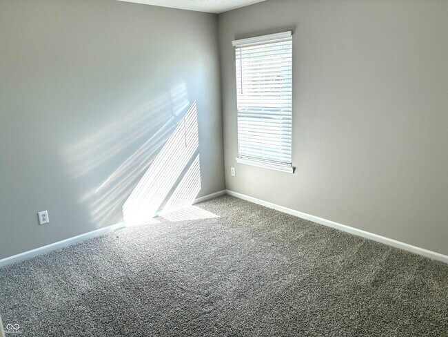 Building Photo - 5761 Cantigny Way S