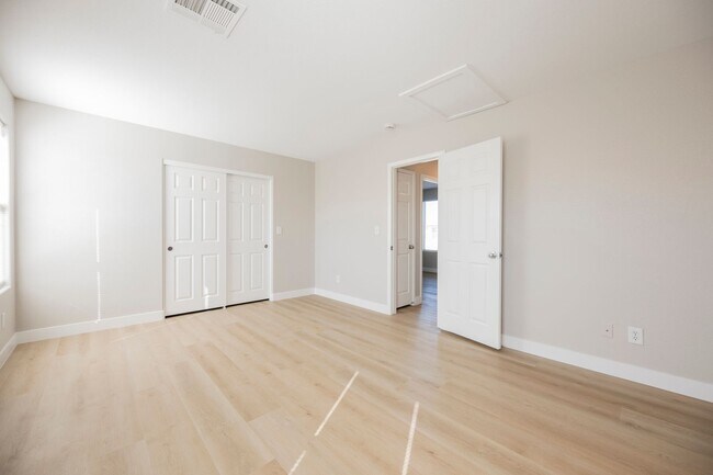 Building Photo - 6075 Las Nubes Dr
