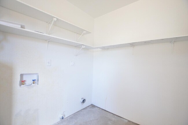 Building Photo - 785 N Arrowhead Dr
