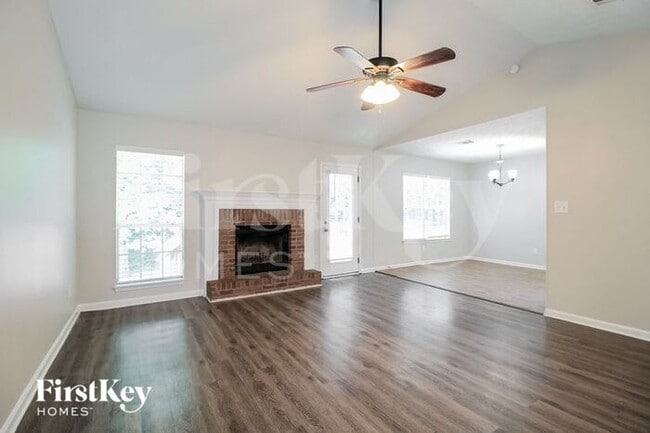 Building Photo - 1417 Oak Knoll Dr NE