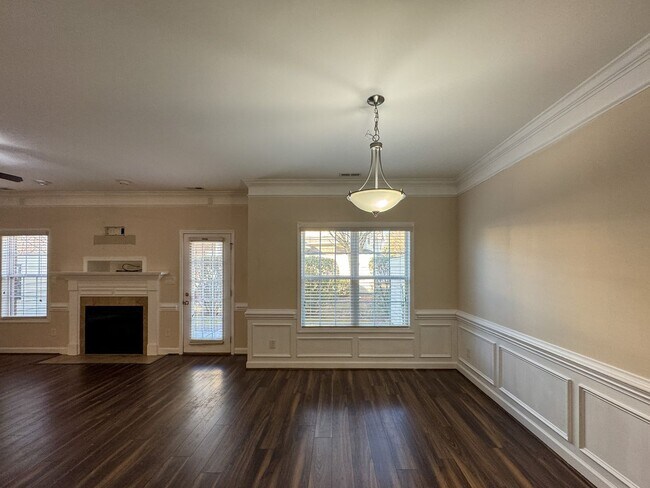 Building Photo - Lovely 3 Bed 2.5 Bath Home with Community Amenities