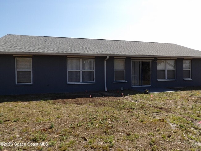 Building Photo - 1006 Locust Ave NW