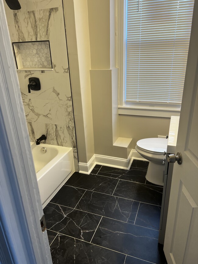 Full bathroom - 3529 Roland Ave