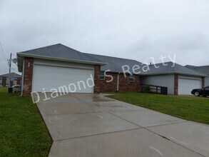 Building Photo - Spacious 2 Bedroom Duplex in Nixa!