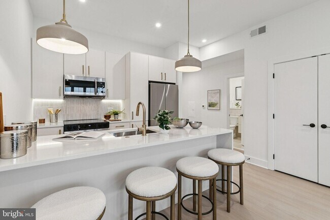 Building Photo - 30 W Allens Ln