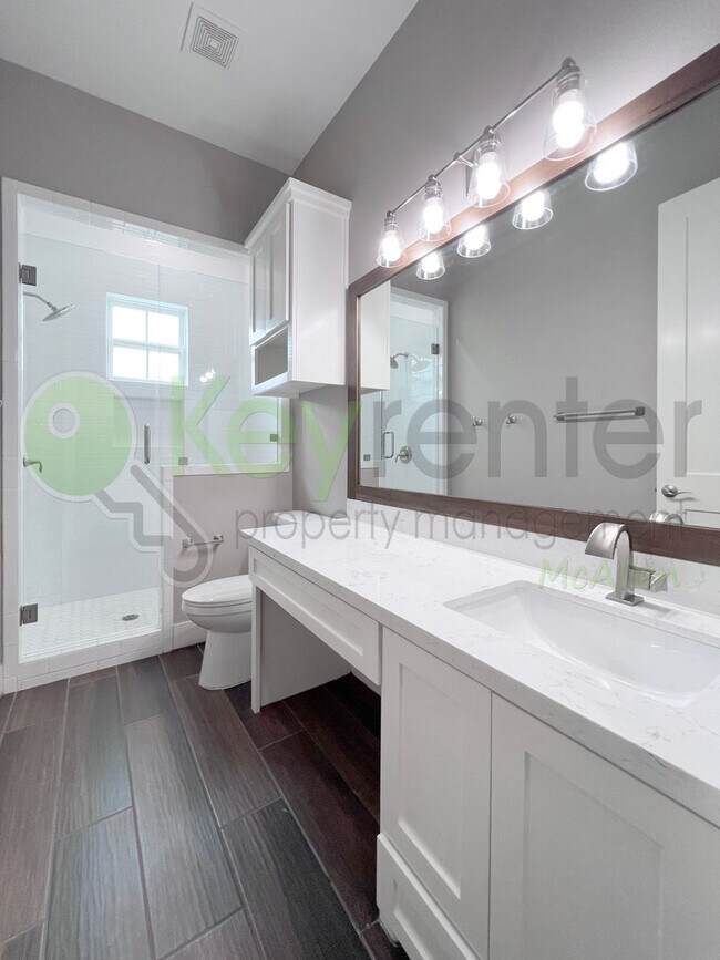 Building Photo - Gorgeous 4 bed/4 bath home, now available ...