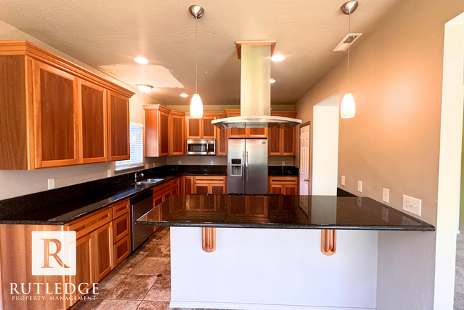 Building Photo - STUNNING 3 Bed/2.5 Bath House in Medford