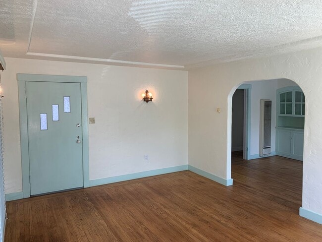 Building Photo - Memorial Hospital 2 bedroom 2 bathroom hom...