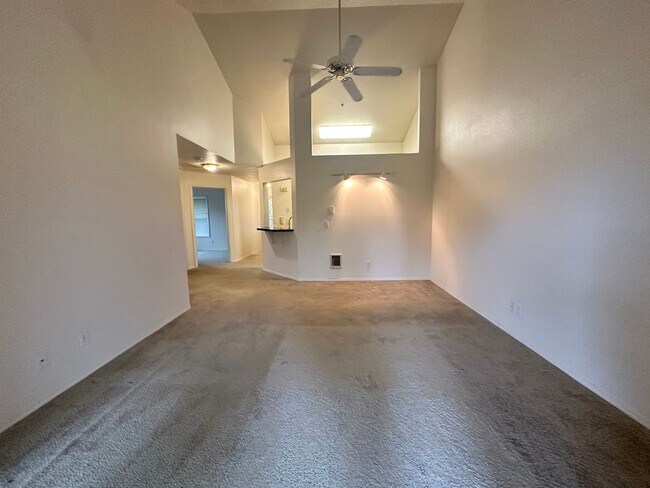 Building Photo - 2 Bedroom Hillsdale Commons Apartment!