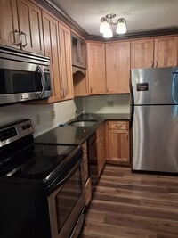 Building Photo - 2 Bedroom/ 1 Bathroom