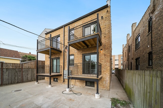 Building Photo - 3014 N California Ave
