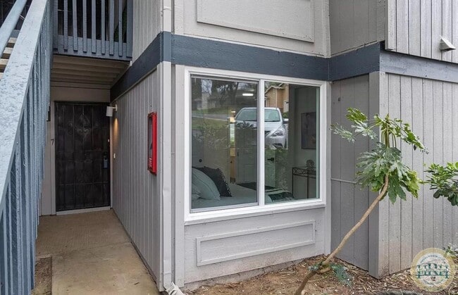 Building Photo - Fully Updated 2 BR | 1 BA Condo in Vallejo