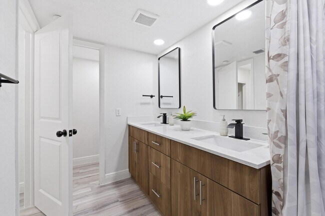 Building Photo - 1424 14th Terrace