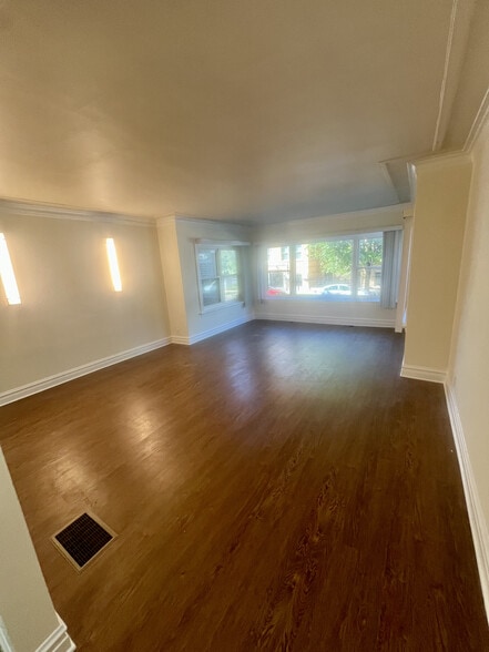 Building Photo - 5567 W Van Buren St