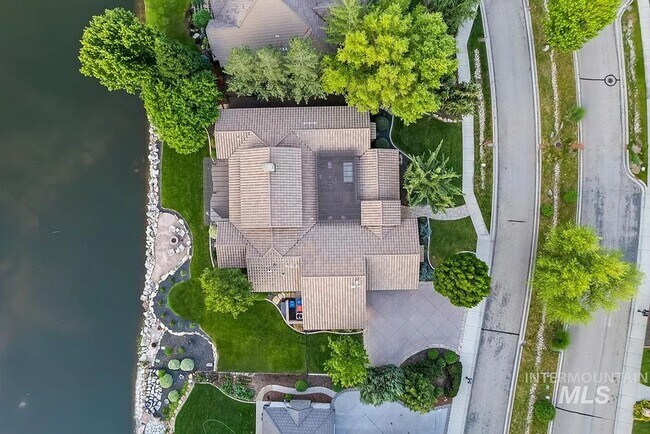 Building Photo - Stunning 4 Bedroom Home in The Shores | Luxury Meets Every Day Comfort