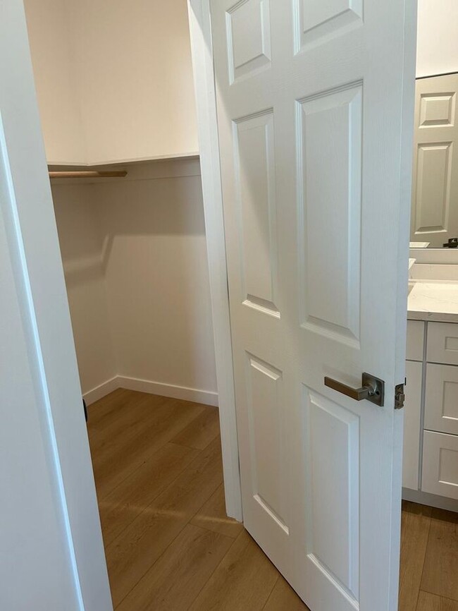 Building Photo - Stunning 3 Bedroom 2 Bathroom House for Re...