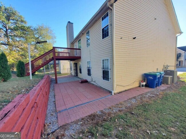 Building Photo - 5450 Twin Lakes Dr