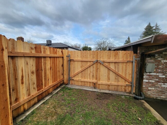 Building Photo - Move In Special: Central Roseville, Pool, Gardner Single Story Large Yard,  3 bedrooms, 2 baths, ...