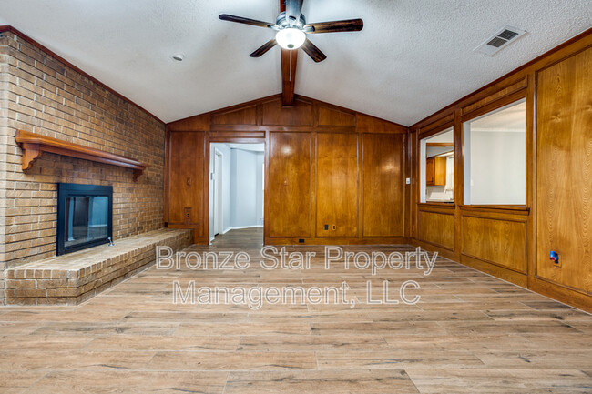 Building Photo - 1414 Woodcreek Dr