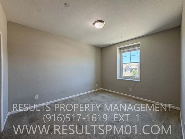 Building Photo - 1041 Bridlewood Dr