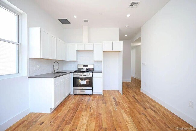 Building Photo - 105 Wyona St