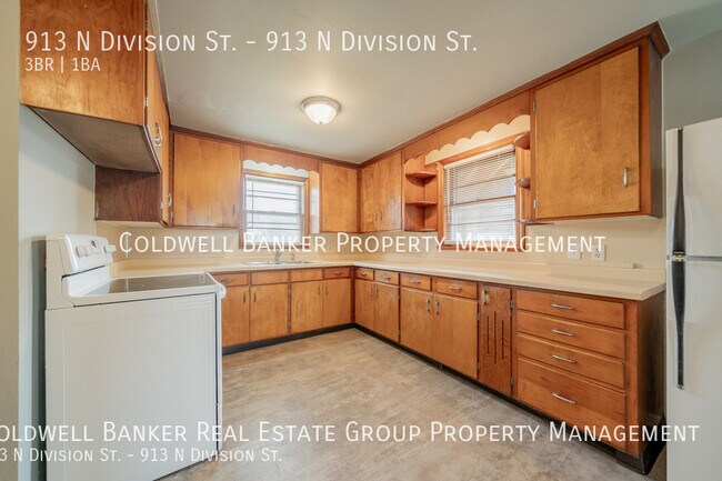 Building Photo - 913 N Division St