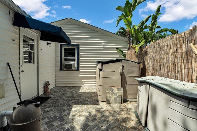 Building Photo - 909 N Palmway