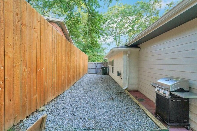 Building Photo - 2710 Dresden Dr